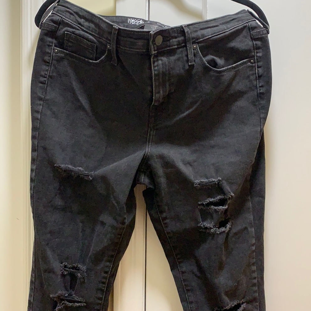 Black distressed skinny jeans